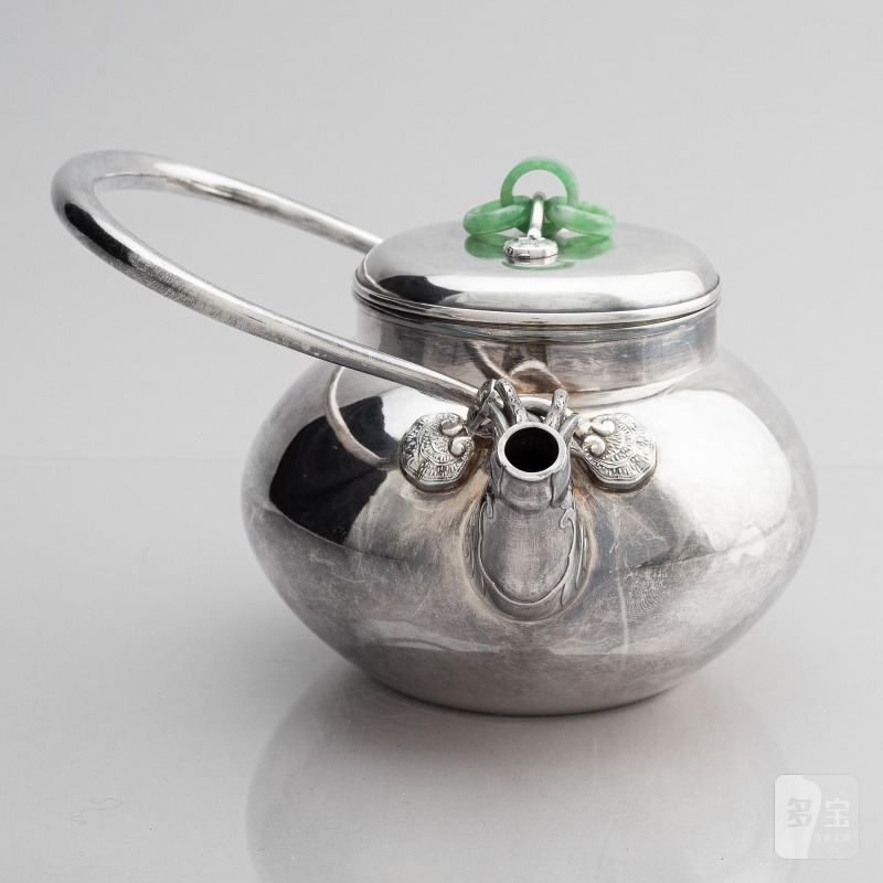 A silver tea pot with cover, - 图3